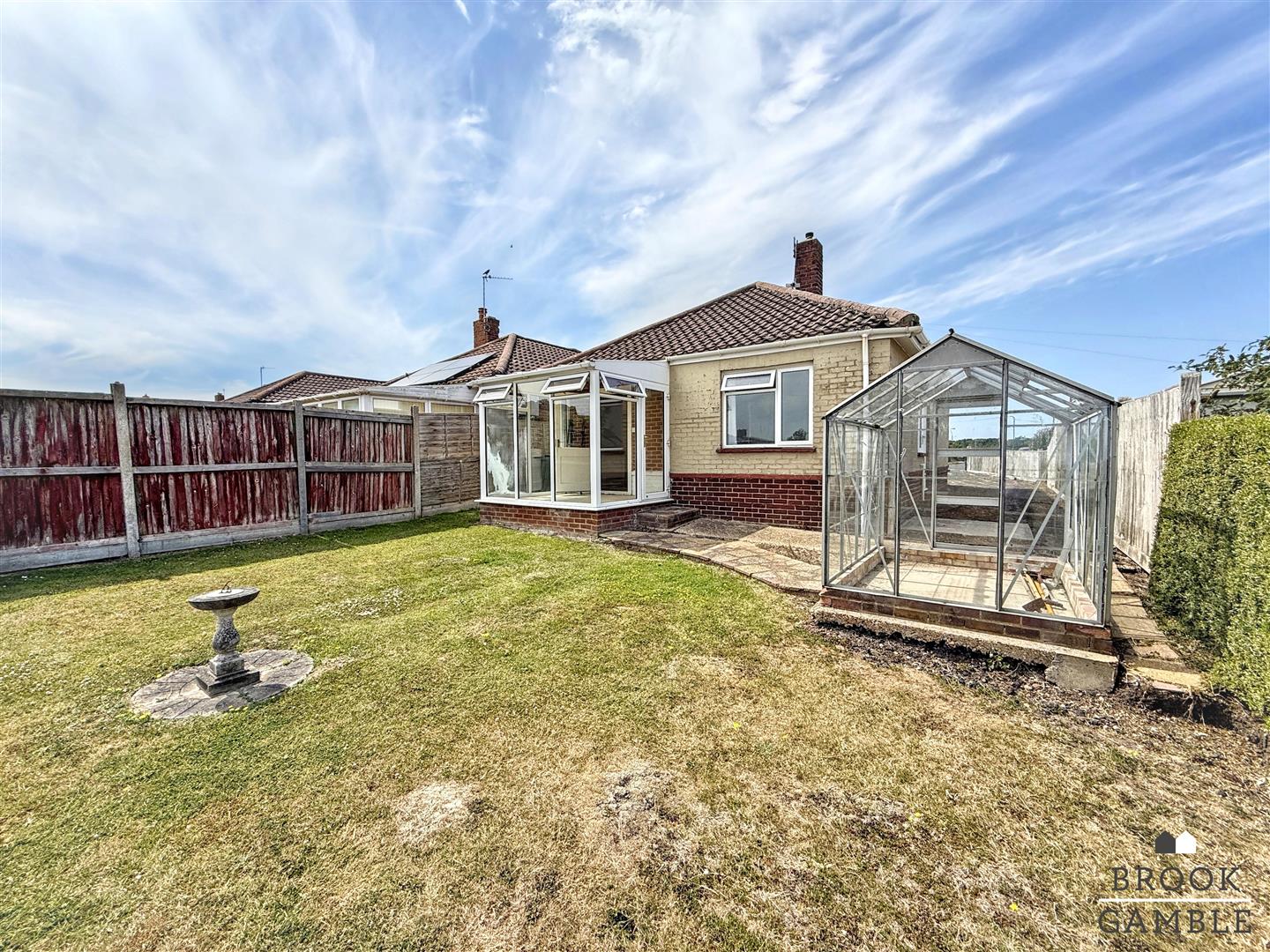 2 Bedroom Bungalow. Broadview Close in Eastbourne,  4